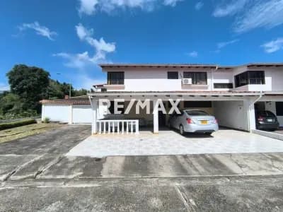 Casa en venta ubicada en la urbanización los Cedros, sector los kioskos