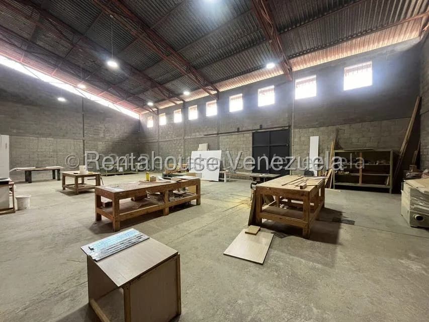 Comercial (Galpon - Deposito) en Alquiler en Centro, Lara