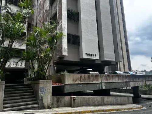 Apartamento Con Vista Hacia Areas De Pinos Muy Refrescante. Listo Para Mudarse Muy Bien Mantenido Tiene Puesto Estacionamiento Donde Caben 2 Vehiculos Piso Medio