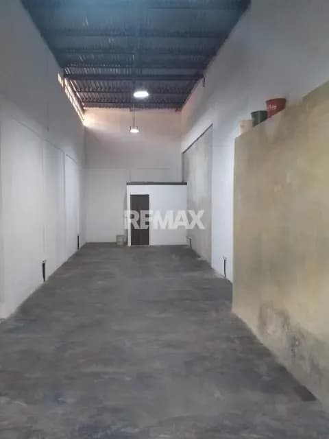 EN ALQUILER Local Comercial Frente al C.C. Don Fernando, ubicado en la avenida 11 con 14
