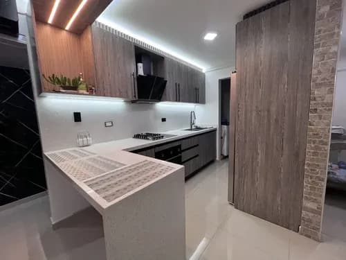 Apartamento Moderno Concepto Abierto. Recién Remodelado
