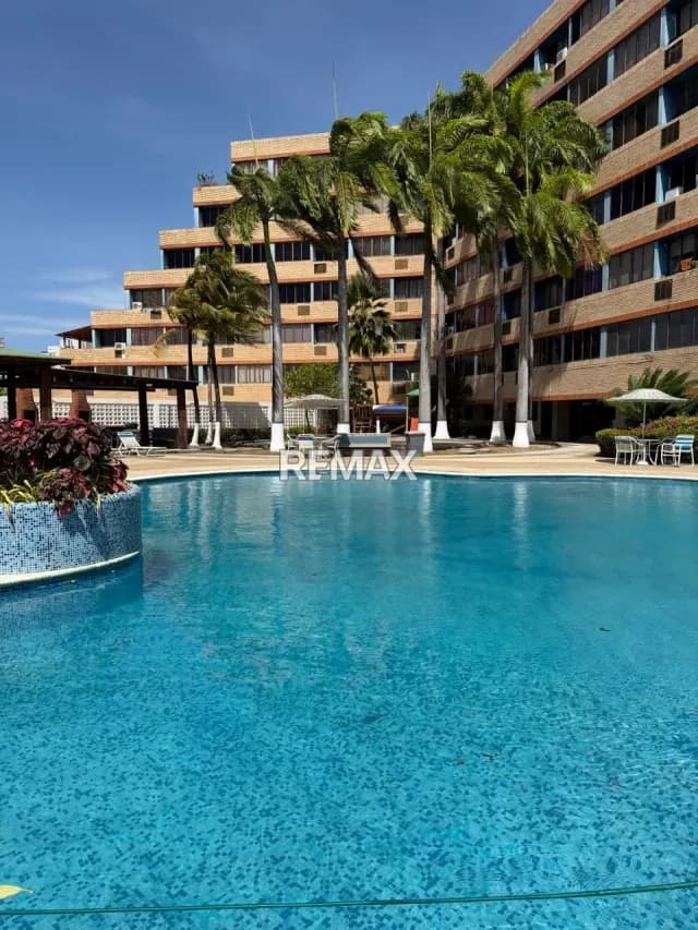Descubre este impecable apartamento en el Edificio Punta Brava, comercializado por Costa Azul.