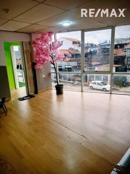 SE ALQUILA LOCAL COMERCIAL EN PIRINEOS
