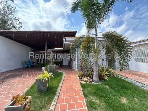 María Valera Vende Amplia Casa En Cabudare, Extenso Patio Para Reuniones Familiares, Cómodas Habitaciones, Concepto Abierto Sala-comedor-cocina. Para Remodelar A Tu Gusto.