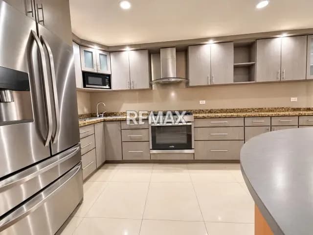 Casa en venta de construcción reciente con 6 habitaciones en Montecristo, exclusiva y versátil