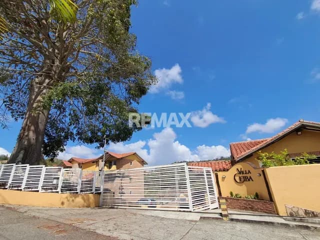 TH EL HATILLO CON JARDIN. CALLE CIEGA. URB CERRADA