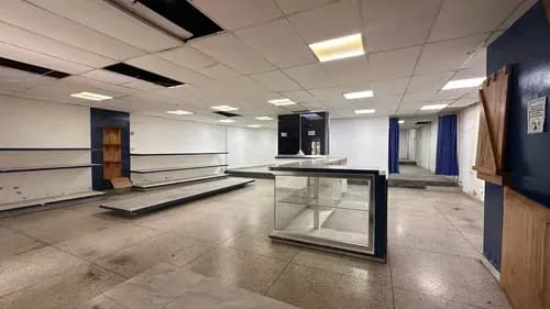 Amplio Local En Venta En La Av Bolivar Norte De Valencia Zona Altamente Comercial, Amplio Y Útil Para Vatios Rubros.