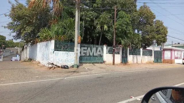 TERRENO CON CONTRUCCION PARA REMODELAR A PIE DE CALLE