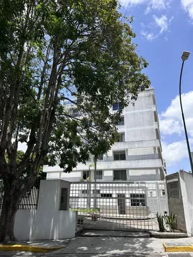 Apartamento Duplex, Bello. Cocina Equipada. Iluminado, Fresco, 3 Habitaciones Más Servicio, 3 Baños Más Servicio Más Visita, Calle Cerrada Y Segura, Piscina, Jardines, Puestos Para Visitantes.