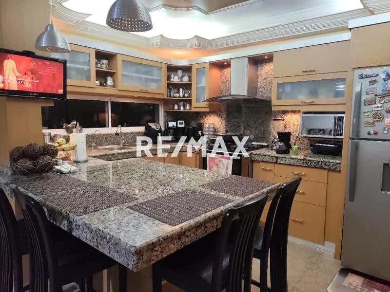 TOWNHOUSE EN VILLA LAS LOMAS ZONA OESTE