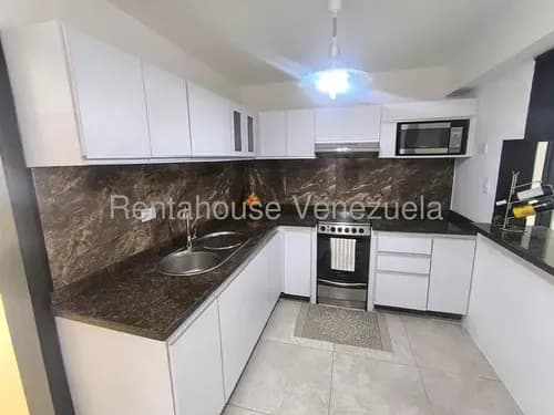 Bello Apartamento Totalmente Iluminado Y Fresco, Estilo Minimalista Y Acogedor. Con Una Ubicación Inmejorable. Se Distribuye En 3 Habitaciones Con Closet, 2 Banos Actualizados,