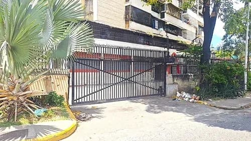 Local De 118m2 En La Avenida La Paz A Puerta De Calle Con Estacionamiento Para Visitantes