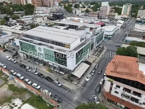 Maritza Lucena Tiene En Alquiler Espectacular Oficina Totalmente Amoblada En Centro Empresarial De Primera Al Este De Barquisimeto, Área De Recepción, Cubículos, Vigilancia 24/7, Sala Para Reuniones.