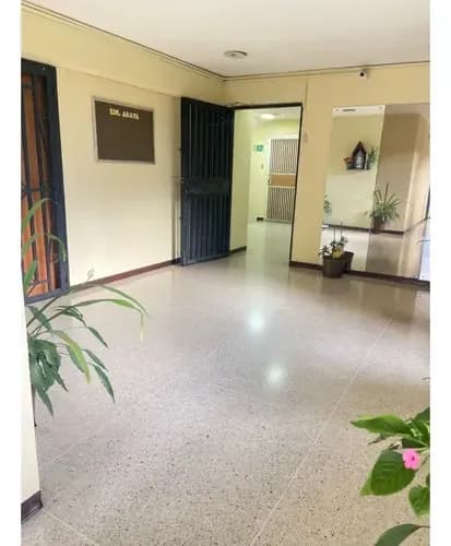 Alquiler De Apartamento Remodelado Con Estacionamiento Av.sucre 500$