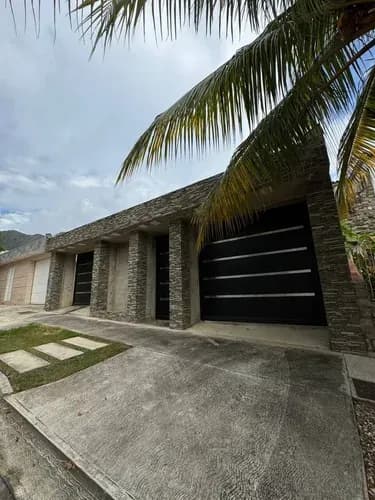 Casa En Venta Urb. La Trigaleña Valencia Financiamiento Corto 360 Mts2 F. R