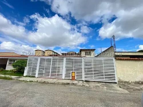 * Karen Burgos * Vende Hermosa Casa En Patarata, Barquisimeto, Cód. 24-13154, Con Agua Constante, Gas Por Tubería, Amplias Habitaciones, Ideal Para Establecer Un Hogar Acogedor.