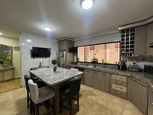 Hermosa Y Amplia Casa En Venta Con Estilo Único, Enorme Tanque De 30.000 L, Bello Jardín Con Barra Y Fachada En Tablilla Urbanización Las Chimeneas Mf-ska