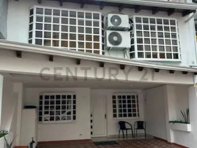 EN VENTA: ¡ESPECTACULAR CASA EN VILLA COUNTRY!