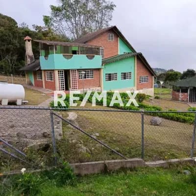 HERNOSO CHALET A sólo 23 kilómetro de la Grita. Finca Productiva y Residencial - Llano Largo.