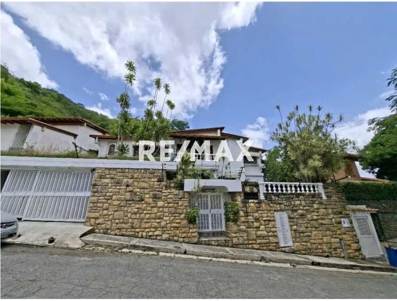 HERMOSA.CASA EN VENTA UBICADA EN PRADOS DEL ESTE CALLE CERRADA