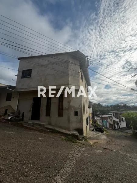 GRAN OPORTUNIDAD DE INVERSIÓN! En venta Casa de 3 Niveles barrio bolivar vereda 2 #45 San Cristóbal