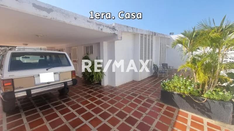 2 Casas Independientes misma extension de terreno en Urb. Pilarcito