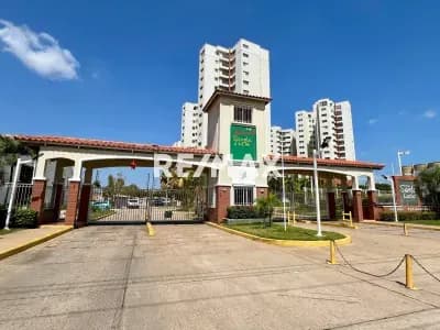 Apartamento en Alquiler. Res. Parque Santa Lucia