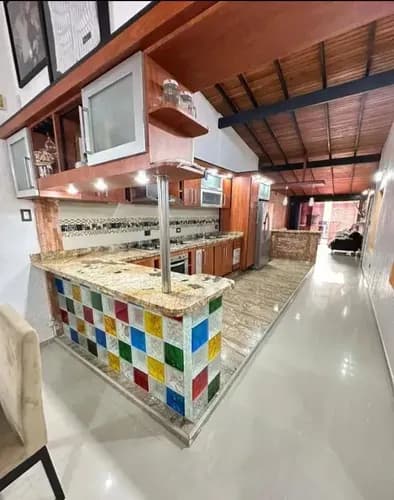 Vende Hermosa Casa En El Conjunto Residencial Valle De Oro Los Budares San Diego 202mts2 De Construcción 4 Habitaciones 3 Baños 1/2 Baño De Visitas Cocina Empotrada ( Concepto Abierto) Sala - Comedo