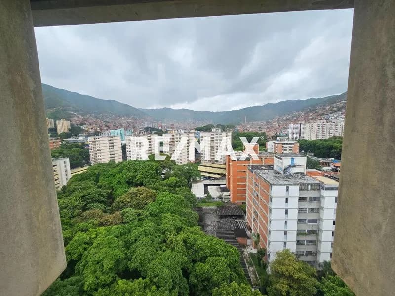 Oficina en venta en el centro comercial Uslar Montalban l