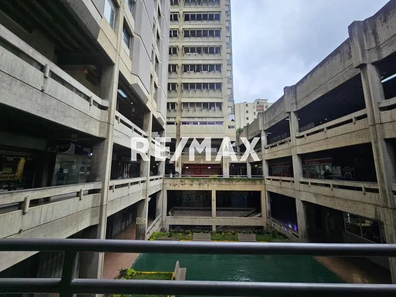 Oficina en venta en el centro comercial Uslar Montalban l