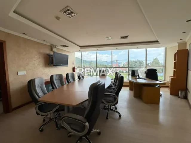 Alquiler de oficina totalmente amoblada en el CC. Vía Veneto.