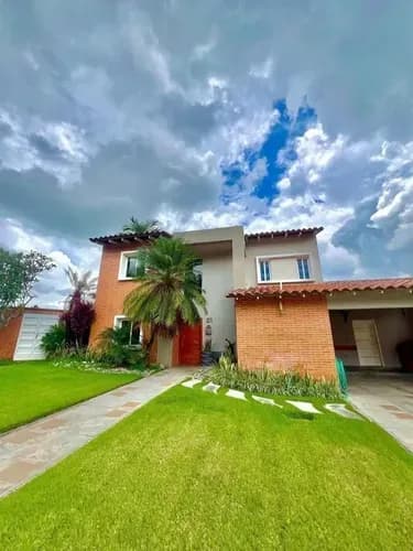 Casa Con Lujosos Y Delicados Acabados En Lomas Del Country Guataparo Con Planta Y Pozo Cj