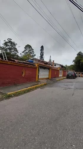 Casa De 400 Mts De Construcción En Terreno De 2.000 Mts 5 Hab 6 Baños 6 Puestos Tanque De 30.000 Lts Amplia Área Social Con Parrillera Jardines Frutales Manantial Documentos Al Día