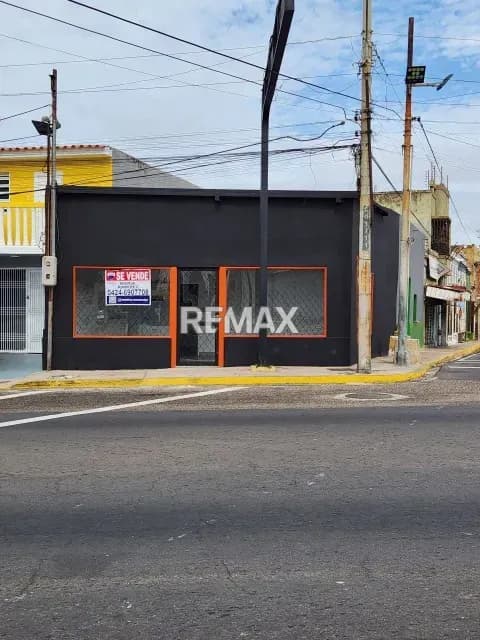 En Venta Local Comercial en Av. Bella Vista, a pie de calle