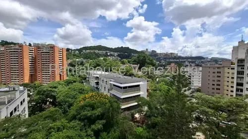 En Alquiler Céntrico, Cómodo Y Muy Iluminado Apto. Cuenta Con 2 Habitaciones, 1 Baño Y Una Hermosa Vista Panorámica En Colinas De Los Chaguaramos. Ana Perez 26-22127