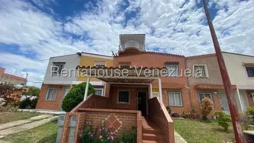 Nereida Lebrum Ofrece Tonwhouse De 4 Niveles En Urbanización Privada. Cod#26-16386 Solo Cliente Directo