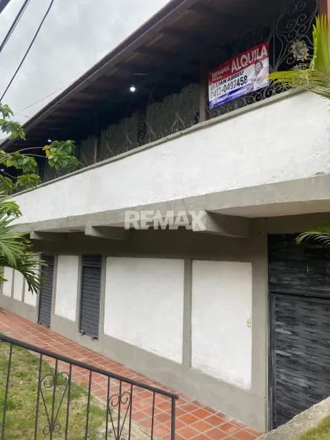 •Local comercial ( 113, 75 ) m², amplió y cómodo