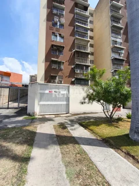 APARTAMENTO PLANTA BAJA RES. COJEDES