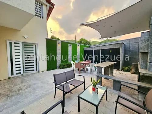 De Lujo Quinta En Venta En La Urbanizacion Barrio Sucre Maracay 25-5277 Holder