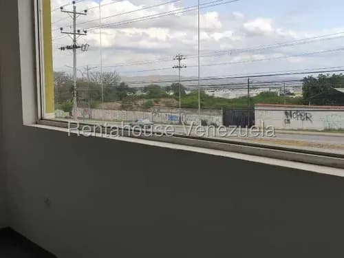 Local Comercial En Alquiler En Cabudare Zona Av Intercomunal Codigo 2 6 1 5 9 0 8 Mildred Centro Comercial Ubicado En Plena Av Intercomunal Cabudare Acarigua El Local Cuenta De Dos Niveles Pb Y Una M