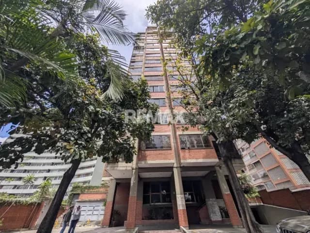 En venta amplio, luminoso apartamento Urb Sebucan
