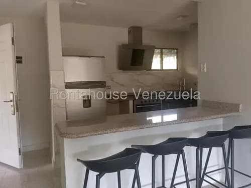 Bonito Y Amplio Apartamento En Una De Las Mejores Zonas De Valencia Estado Carabobo ,cuenta Con 75 Metros ,3 Habitaciones Con Closet,2 Baños Completos Remodelados ,cocina Para Terminar De Mejorar