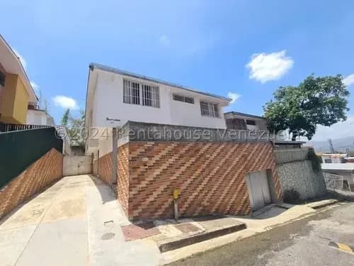Se Vende Cómoda, Espaciosa E Iluminada Casa De 370 M2 Aprox. En Los Dos Caminos, 25-4859