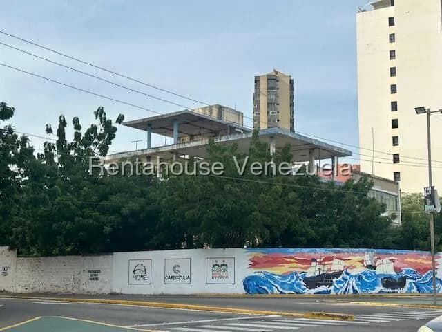 Terreno (Comercial) en Venta en Avenida El Milagro, Zulia