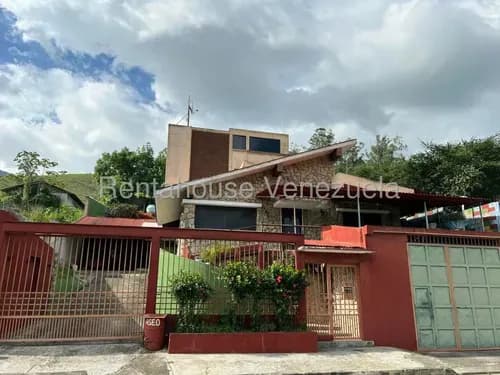 Se Vende Al Pie De La Montaña En La Urb Carialinda - Valencia, Tenemos Este Chalet (inm 26-10346) Listo Para Que Una Familia Lo Adapte A Su Estilo, En La Naturaleza.