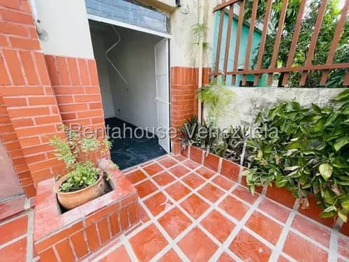 Excelente Local Comercial En Alquiler En Pleno Centro De Barquisimeto, Maritza Lucena, Ideal Para Emprendedores, Agua Constante, Pocos Cortes De Luz. Cód. 26-7880