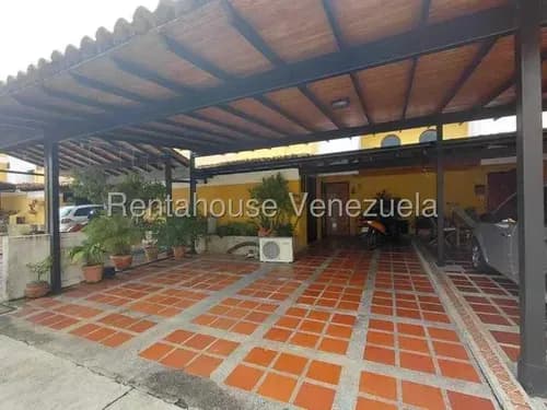 Nereida Lebrum Ofrece En Venta Townhouse En Zona Con Cercanía A Centros Comerciales, Farmacias, Panadería, Comercios Y Transporte Publico.cod #26-22172 Cliente Directo