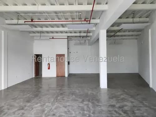 Amplio Local En Alquiler En Cabudare, Con Amplio Estacionamiento, Planta Eléctrica, Vigilancia Y Cámaras De Seguridad. Maritza Lucena.