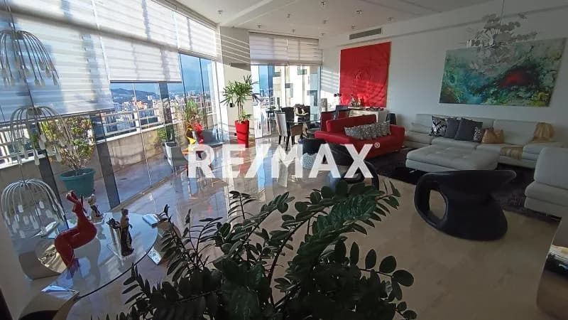 EN VENTA ESPECTACULAR PENT HOUSE de 3 niveles, Urbanización El Bosque Valencia 800mts2, hermosa vista a la ciudad.