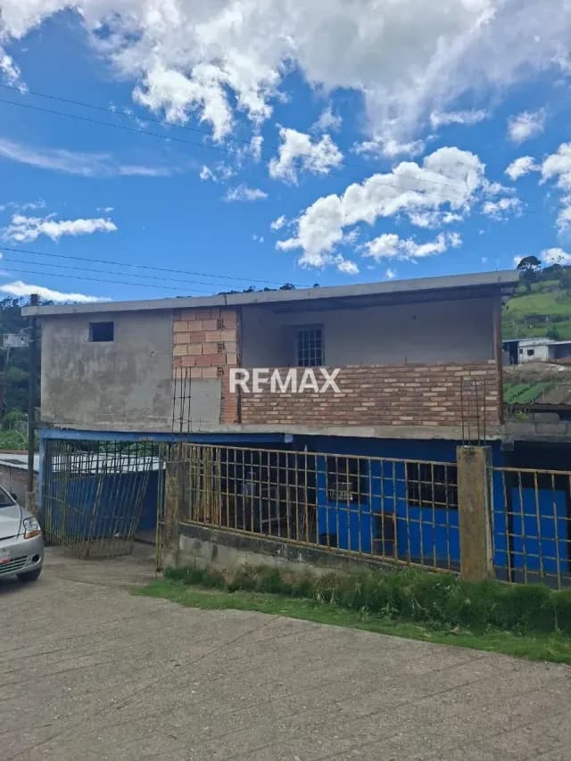 En venta Casa de Campo con solar en las guamas calle principal de cordero